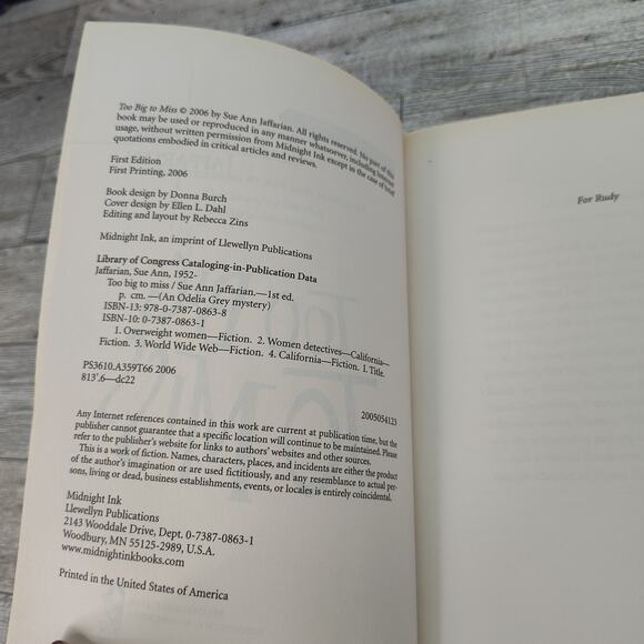TOO BIG TO MISS An Odelia Grey‎ Mystery Sue Ann Jaffarian Trade Paperback 2006 - Picture 3 of 11